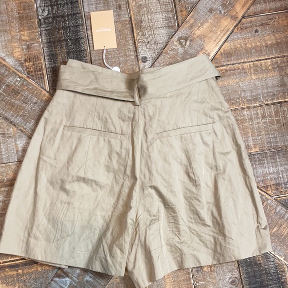 Michael Kors Collection NWT shorts in the color sand. Stunning fabric. Size 2. - Picture 5 of 7